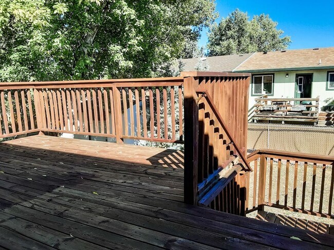 Building Photo - 4 Bed/ 2 Bath Townhome!