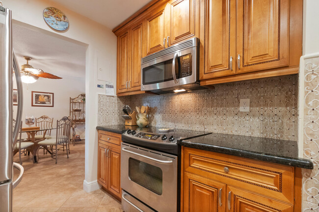 Building Photo - 1198 Hillsboro Mile