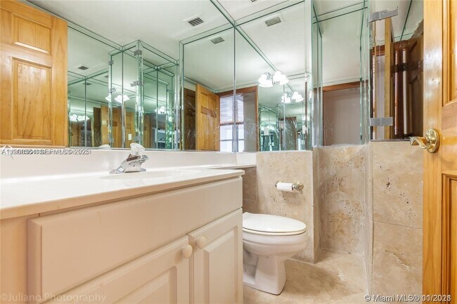 Building Photo - 9225 Collins Ave