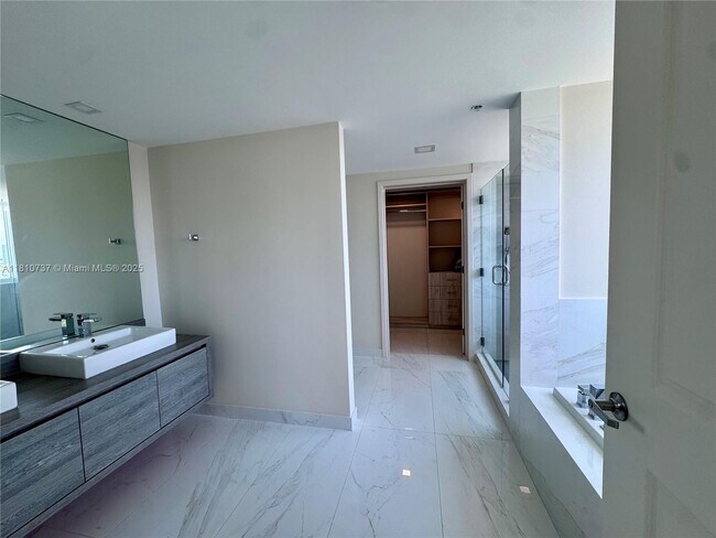 Building Photo - 400 Sunny Isles Blvd