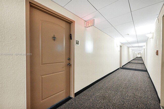 Building Photo - 100 Bayview Dr