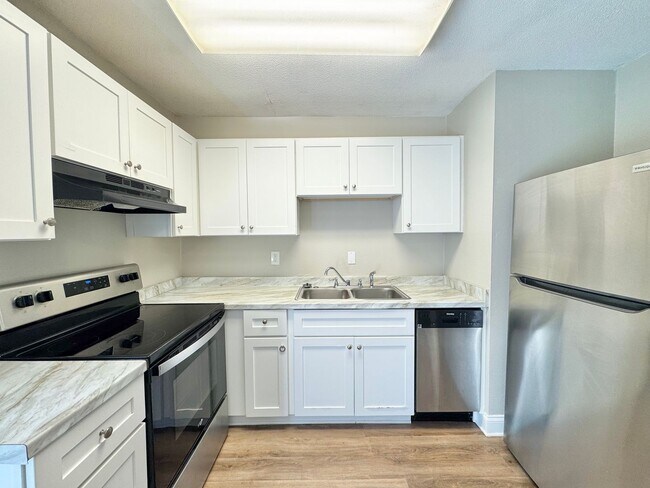 Building Photo - Apartment - Right off Cypress Gardens Blvd