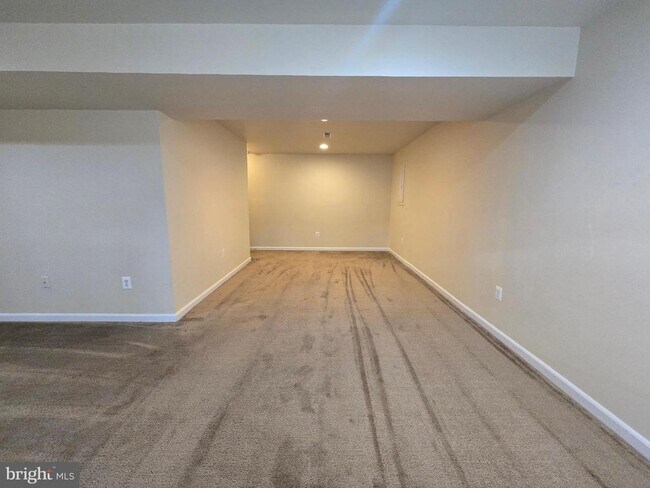 Building Photo - 832 Fox Den Rd