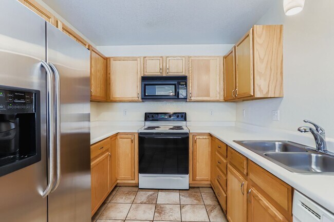 Building Photo - Check out this 2 bed 3 1/2 bath NOW!