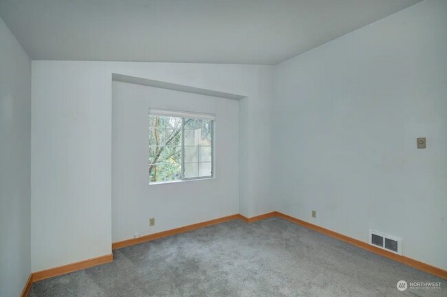 Building Photo - 2 Week Move In Special - Beautiful Edmonds...