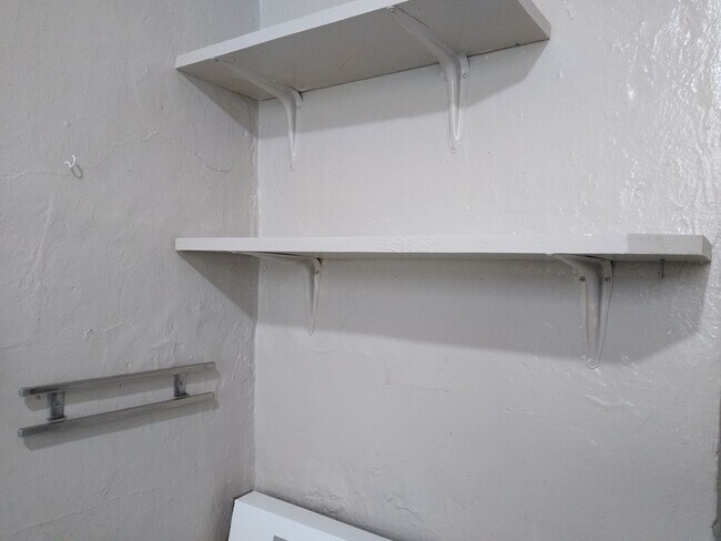 Building Photo - Top Floor 1 Bedroom in Historic Capitol Hill