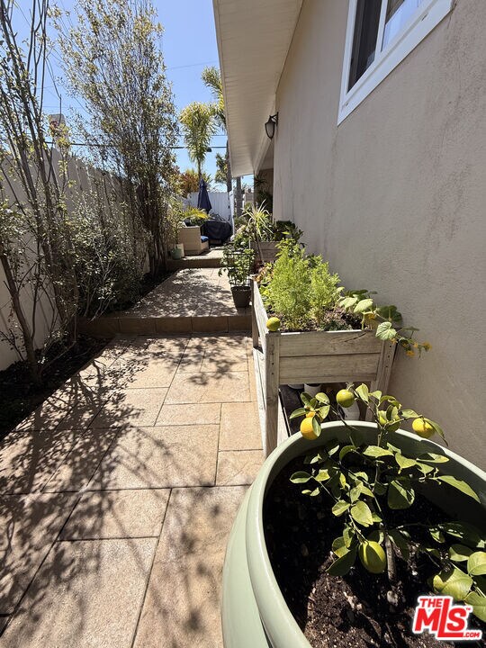 Building Photo - 200 Larsson St