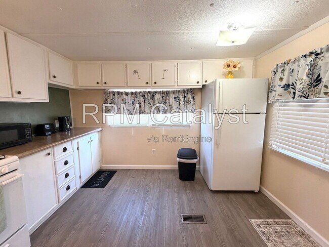 Building Photo - 2643 Teakwood Dr