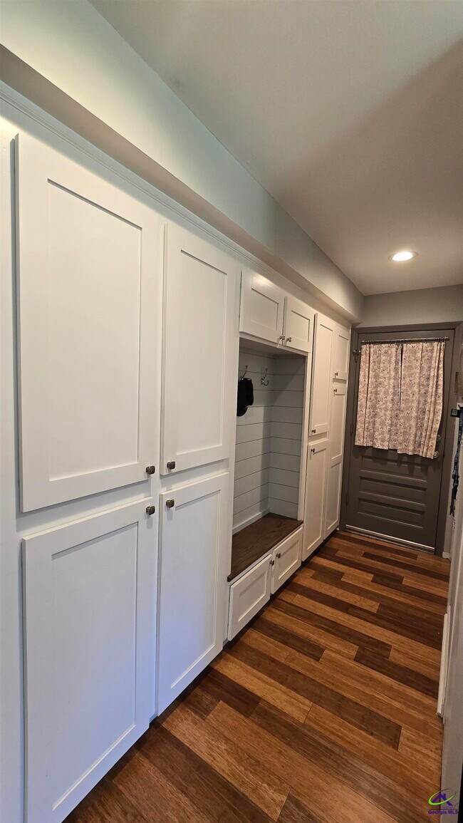 Building Photo - 201 Quail Run Dr