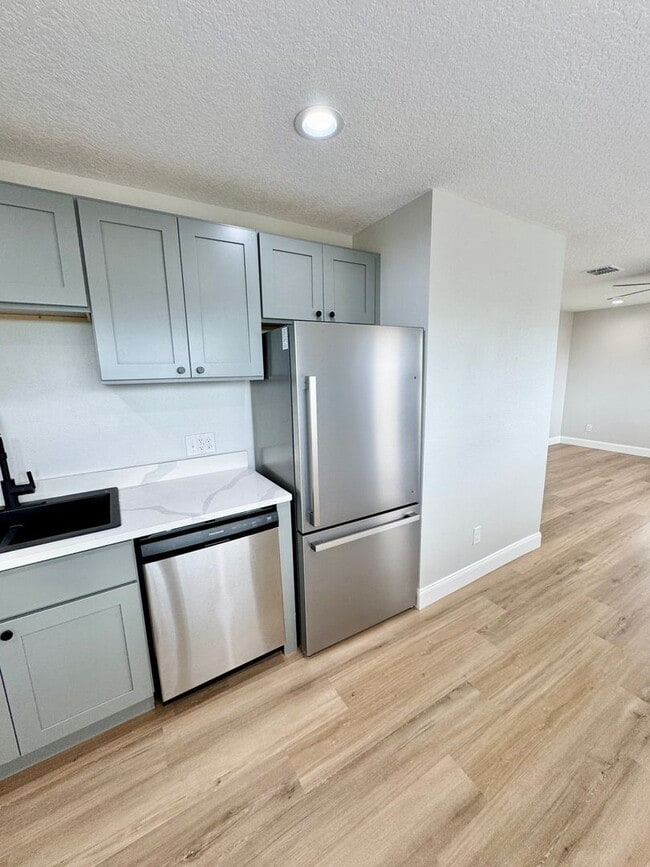 Building Photo - Beautifully Renovated 2-Bed/1-Bath Upstair...
