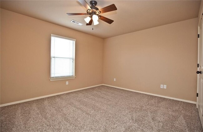 Building Photo - 901 Oakwood Ln