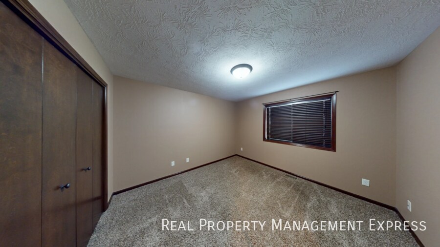 Building Photo - Modern 4 Bedroom 2 Bathroom Twin-Home in Tea