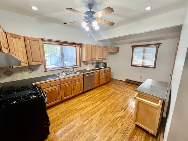 Building Photo - 616 Adams St