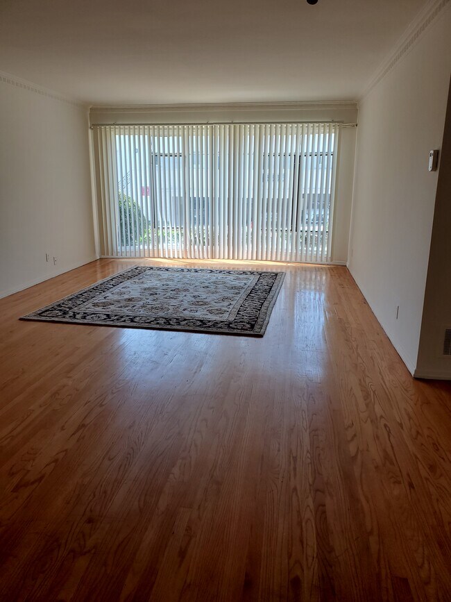 Building Photo - 558 Midvale Ave