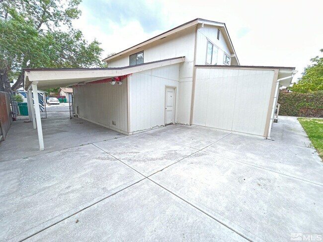 Building Photo - 306 E Quail St