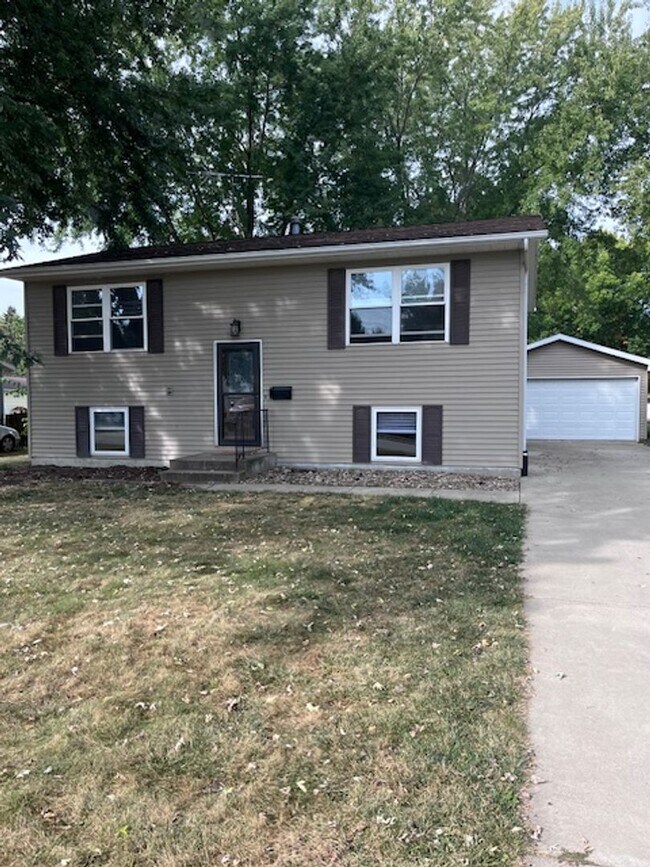 Primary Photo - 4 Bedroom House for Rent in Quiet Neighbor...