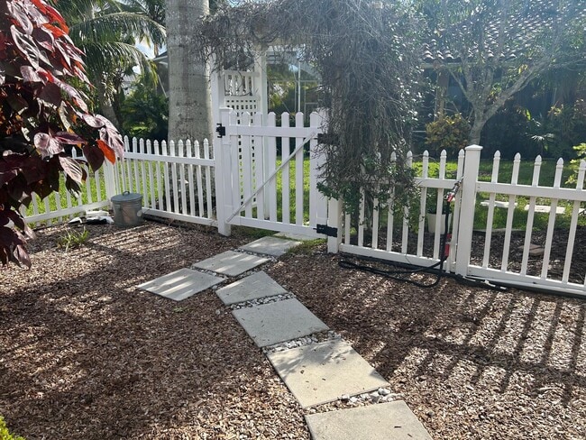 Building Photo - 4898 SW Lake Grove Cir