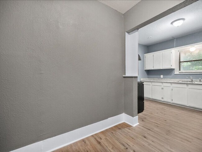 Building Photo - Recently Renovated Fort Worth Charmer