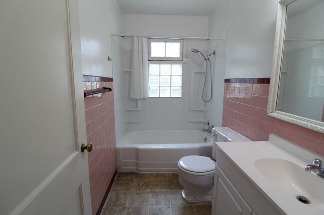 Building Photo - 2 Bedroom 1 Bath Home In Fairway