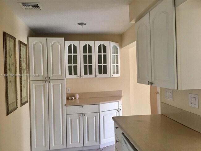 Building Photo - 5706 NE 17th Terrace