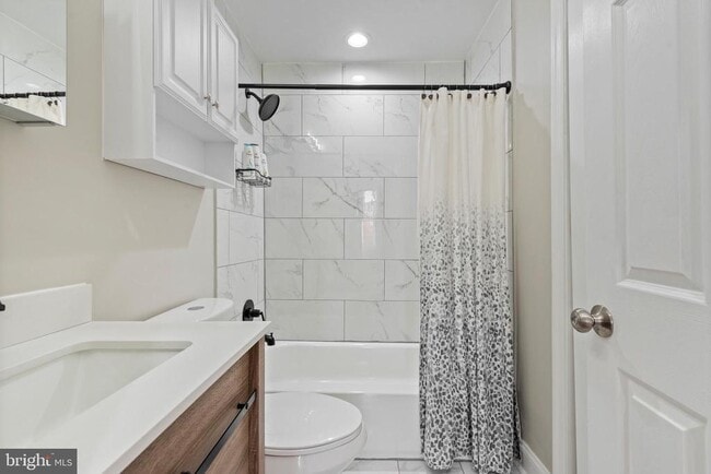 Building Photo - 2219 E Chase St