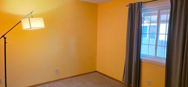 Building Photo - Stunning 4-bedroom, 2.5-bathroom home near...