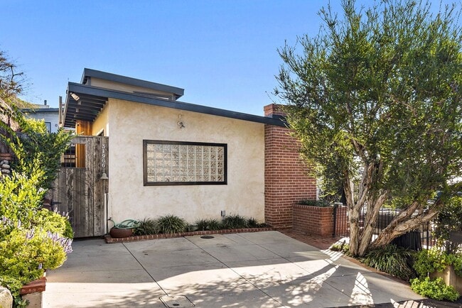 Building Photo - Oceanview Cottage Steps from Iconic Thousand Steps Beach