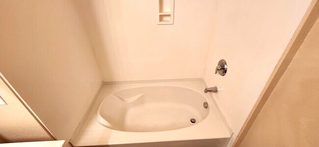 Building Photo - 2 Bedroom recently painted 2nd Floor Condo in Guard Gated Park Avenue!