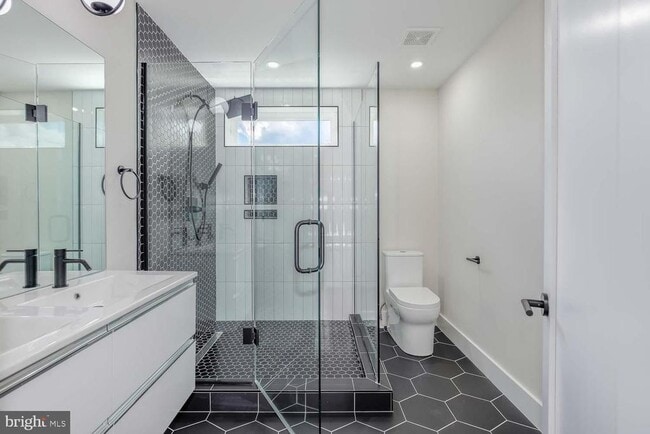 Building Photo - 722 Kenyon St NW