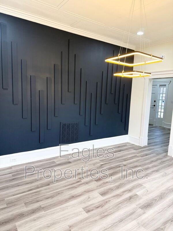 Building Photo - 512 N Pineview Ave