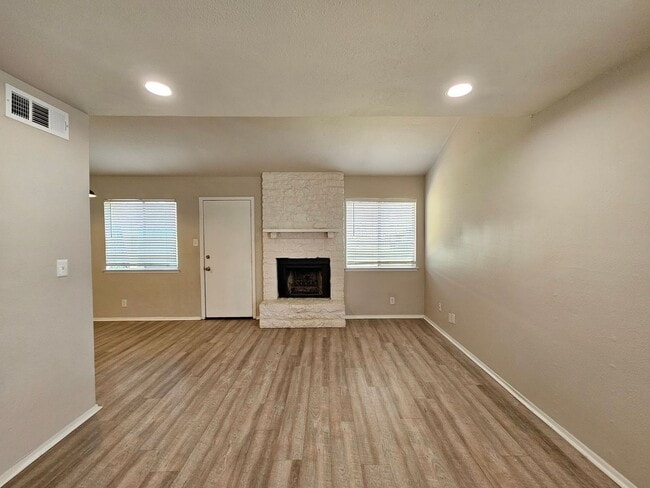 Building Photo - 3106 Trenton Dr