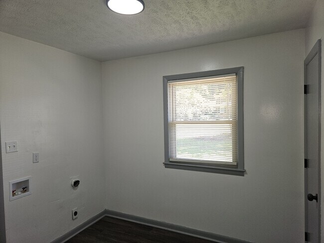 Building Photo - 415 College Dr