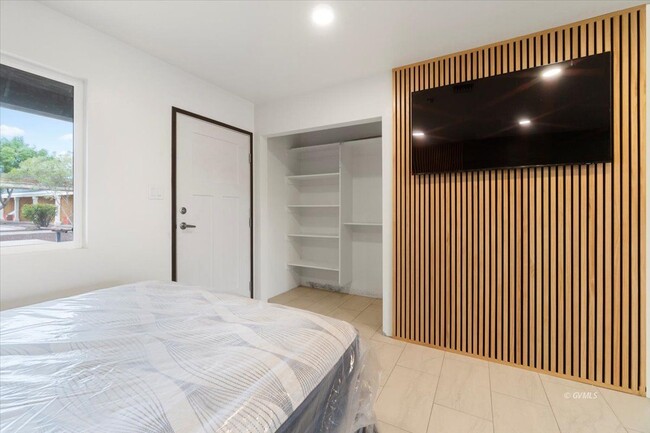 Building Photo - 1879 W Peppertree Dr