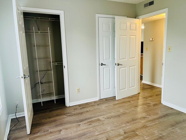 Building Photo - Updated 2 bedroom apartment in Portland no...