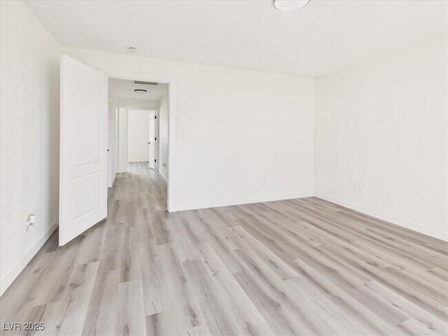 Building Photo - 5610 N Linda St