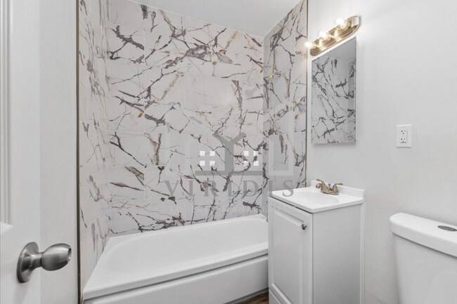 Building Photo - 905 Castro Ln