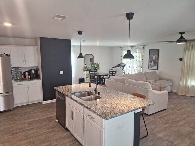 Building Photo - **HURRY!!! FREE RENT WITH AN OCTOBER MOVE ...