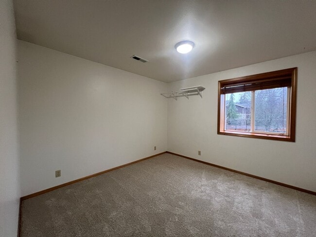 Building Photo - Large 6-Bedroom Home in Samish with a Fenced Yard