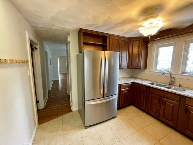 Building Photo - 206 E Edwards St