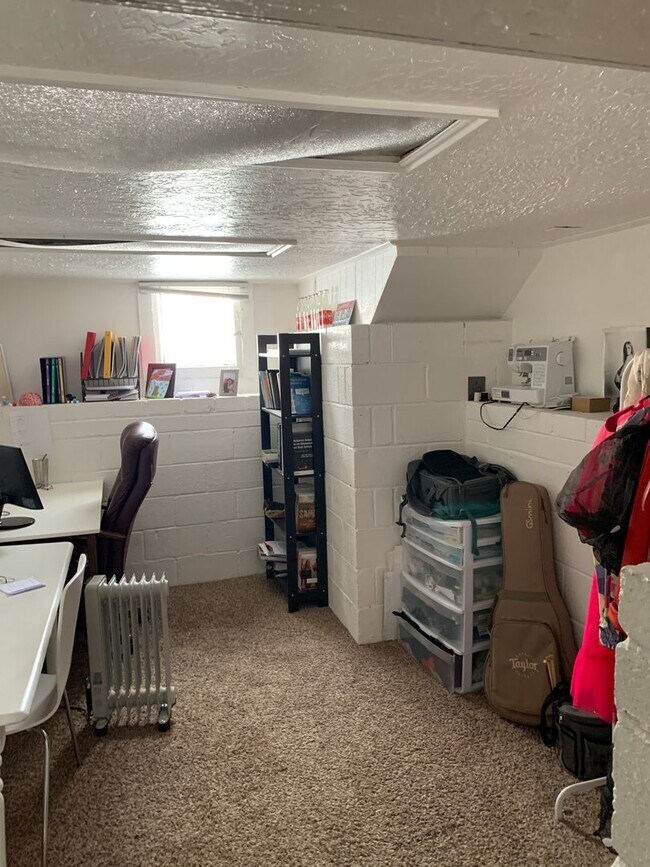 Building Photo - Cute 2 Bed/1 Bath Basement Apartment super...