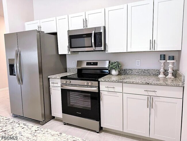 Building Photo - 2938 Santa Barbara Blvd S