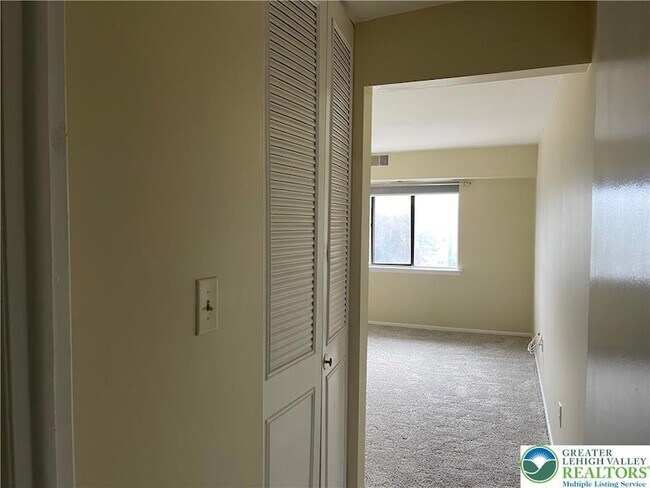 Building Photo - 1590 Alta Dr