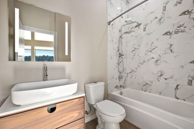 Building Photo - Elegant Mt. Baker End Unit Townhome with AIR CONDITIONING