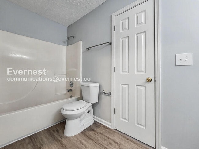 Building Photo - 3 Bed, 3 Bath with Fenced Yard & Garage / Pet-Friendly / Available Now!