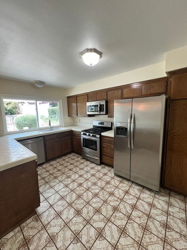 Building Photo - Santa Paula - Spacious pool home in wonder...