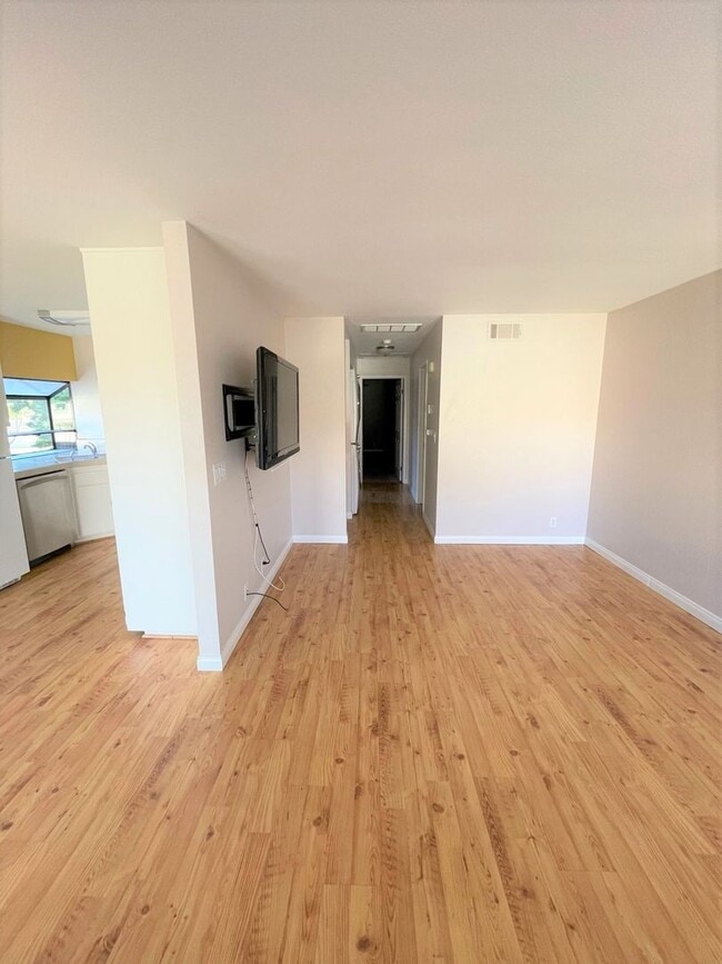 Building Photo - Updated Parkside Condo with Large Deck!