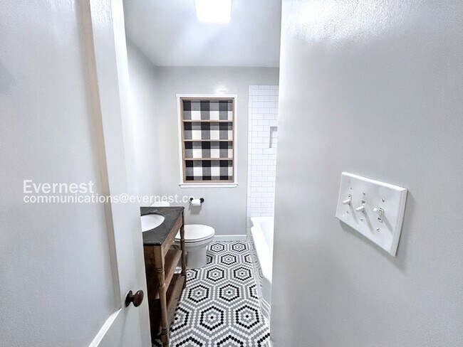 Building Photo - 3 Bed, 2 Bath Home with Garage / Pet-Friendly / Coming Soon!