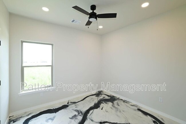 Building Photo - 8889 Redbud Rd