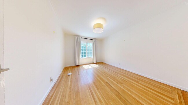 Building Photo - Spacious 3BD/3BA Home with Sunroom, Renova...