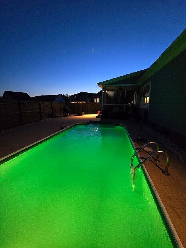 Building Photo - Well-Maintained 4 Bed 2.5 Bath Home with a Pool